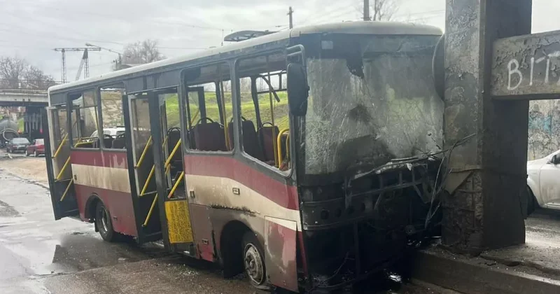 Российский снаряд попал перед автобусом в Херсоне: водитель погиб, несколько раненых ФОТО