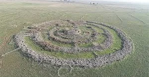 Peyklərdən istifadə edərək tədqiqatçılar məşhur Rujm əl Hiri abidəsinin ətrafında daha 28 daş dairəsi kəşf ediblər.