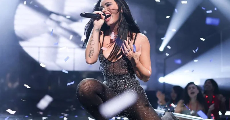 İllər sonra səhnəyə qayıdır Fotolar