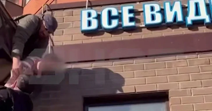 В России прохожие спасли двухлетнего ребенка, выпавшего из окна