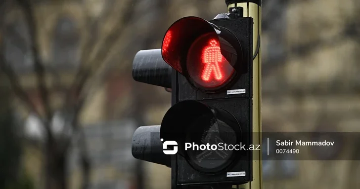 Дорожная полиция объяснила штраф за движение по автобусной полосе на перекрестке двух улиц в Баку
