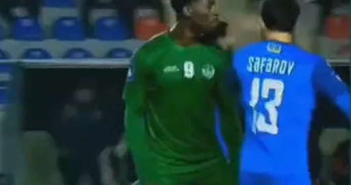 Millimizin futbolçusu Syerra Leone ilə oyunda rəqib oyunçuya şillə vurub VİDEO