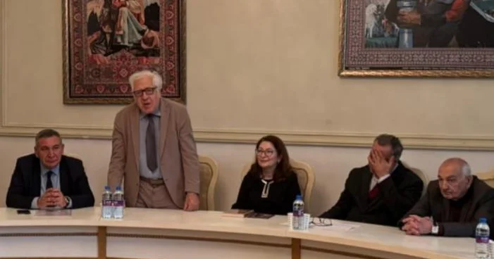 UŞAQLIĞIN İŞIĞINDA YAŞAYAN SÖZ