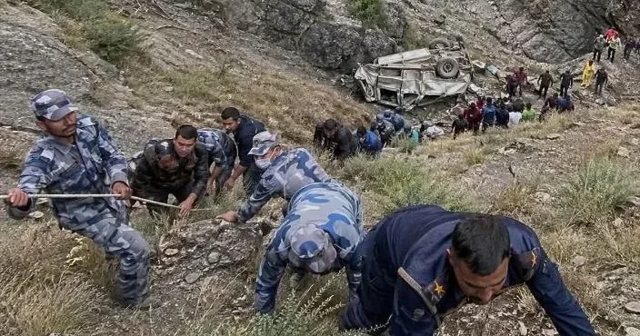 В Непале внедорожник сорвался в ущелье, погибли 20 человек