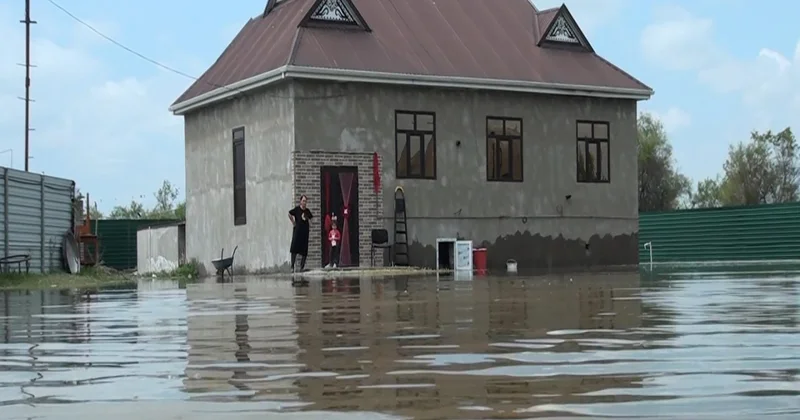 Kürdəmirdə Kürün səviyyəsi qalxdı ev və əkin sahələri su altında qaldı FOTOLAR