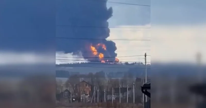 В российском городе очевидцы сняли гигантский столб черного дыма после воздушной тревоги Видео