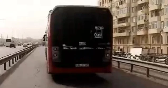 “Bakubus” avtobusundakı nasazlıq böyük tıxaca səbəb oldu Video