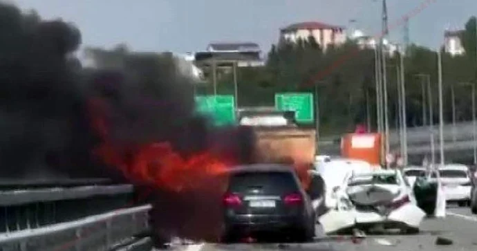 Zəncirvari yol qəzasında 2 maşın yandı, 3 nəfər xəsarət aldı VİDEO