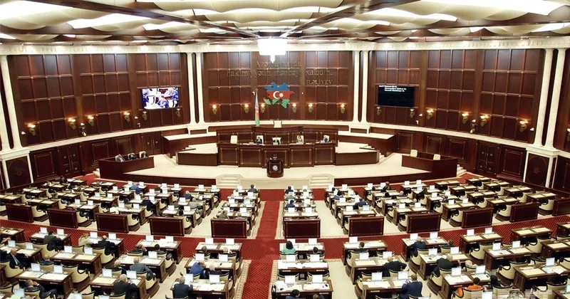 Parlament Dövlət Komitəsinin illik məlumatını qəbul edib