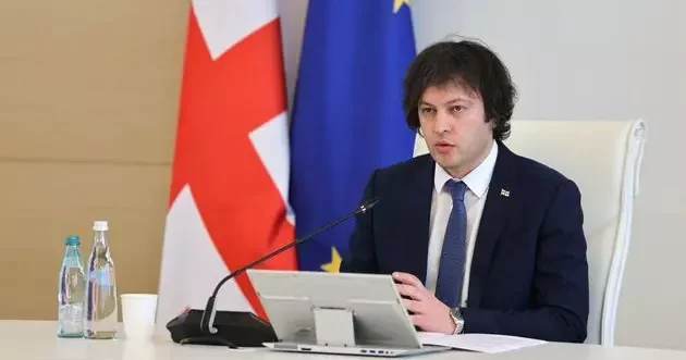 Trampın dərin dövlətlə mübarizəsini alqışlayırıq