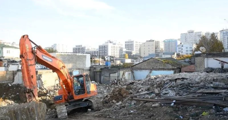 Paytaxtın bəzi küçələrində söküntü işləri başlayıb Siyahı