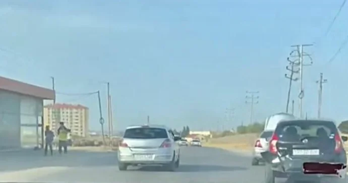 Məhəmmədidə qayda pozan “Mercedes” sürücüsü “KIA”nı vurdu VİDEO