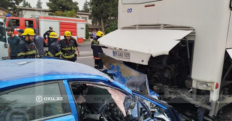 Binəqədidə dəhşətli qəza: Avtomobillə avtobus toqquşdu