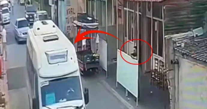 Avtobusun pəncərəsini açıb küçədəki düşmənini güllələdi