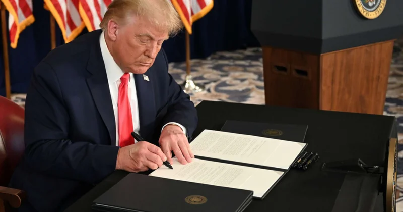 Американцев заставят писать эссе об указах Трампа