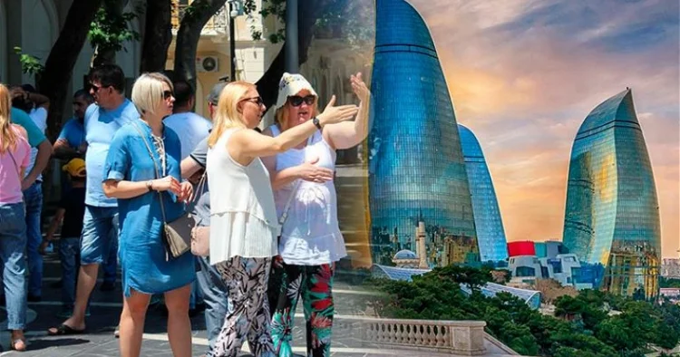 “Zibil torbası ilə yatıb artıqları yeyən turistlərik biz” Aygün Qoca