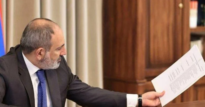 Politoloq: Paşinyan yarımçıq sülhün imzalanmasına tələsir