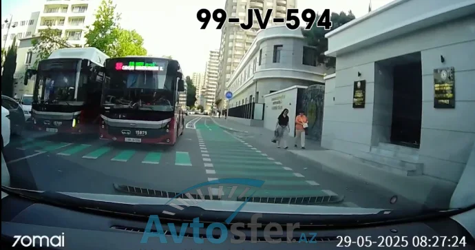 Əks istiqamətə çıxan BakuBus sürücüsü avtomobili sıxışdırıb velosiped yoluna çıxartdı VİDEO
