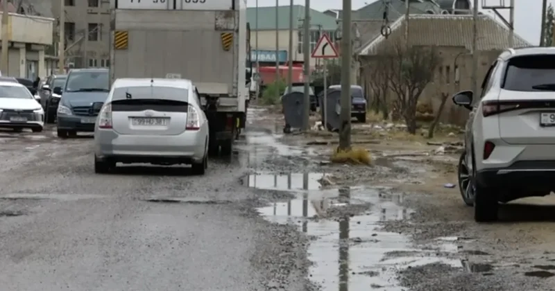 Yol yararsız vəziyyətdə, avtobus xətti isə bağlı VİDEO