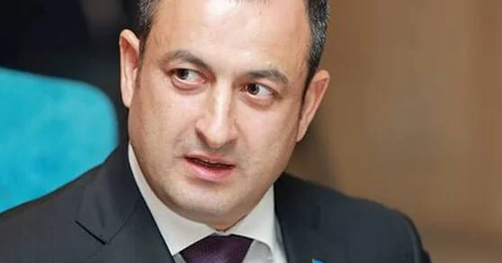Adil Əliyev qalmaqallı videosundan yazdı BƏZİ ƏXLAQ VƏ TƏRBİYƏ ANLAYIŞINDAN UZAQ…