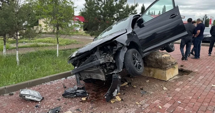 В Гейгельском районе водитель потерял управление и врезался в рекламный щит