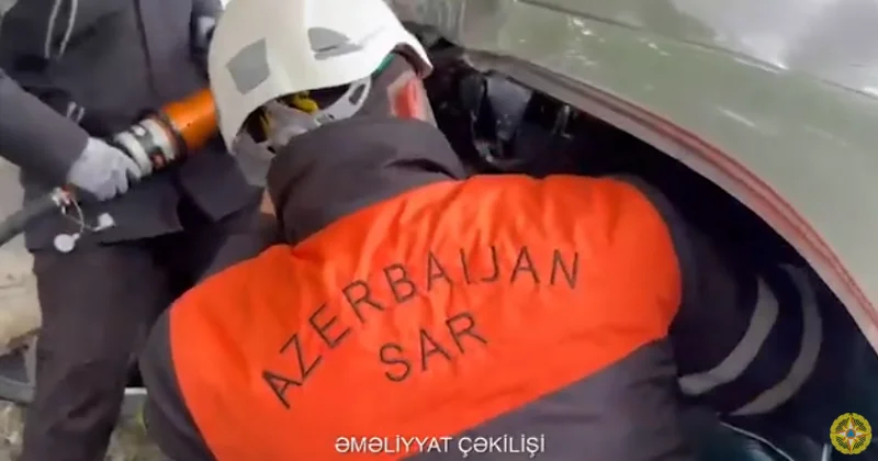 Oğuzda ağır qəzadan sonra sürücü belə xilas edildi ANBAAN GÖRÜNTÜLƏR