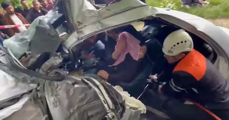 Oğuzda Mercedes ağaca çırpıldı, yaralılar var VİDEO YENİLƏNİB