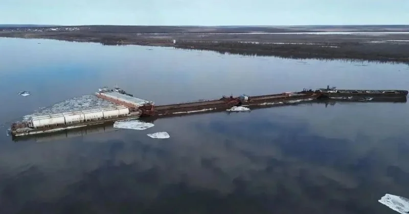 Десять судов ушли в неконтролируемый дрейф в Якутии