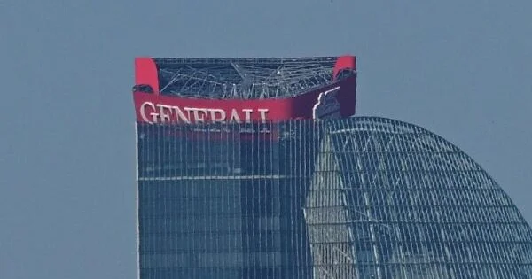 192 metr hündürlükdəki reklam lövhəsi çökdü