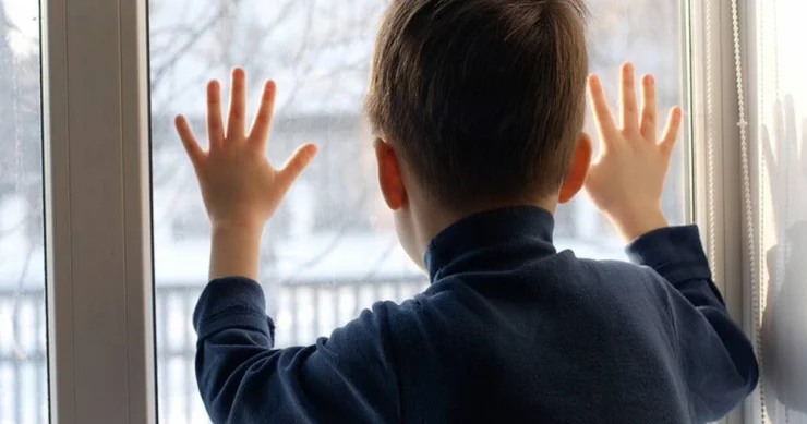 7 yaşlı uşaq binadan yıxılıb öldü
