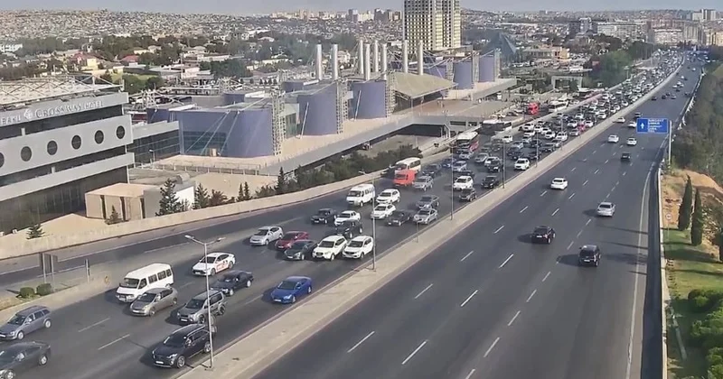 На ряде улиц и проспектов Баку затруднено движение транспорта