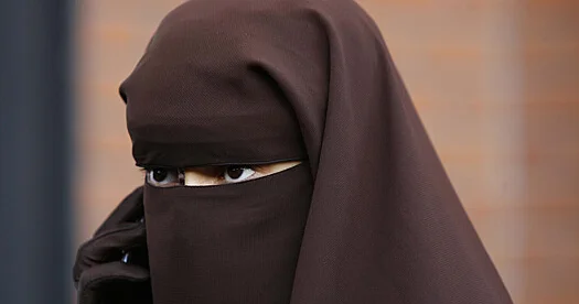 Daha bir ölkədə niqab taxmağı qadağan edib...