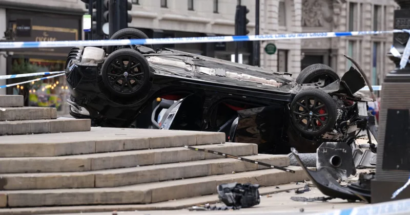 Londonda avtomobil məşhur fəvvarəyə çırpılıb