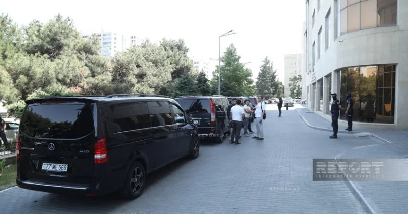 Sputnik Azərbaycan da saxlanılan şəxslər binadan çıxarılır