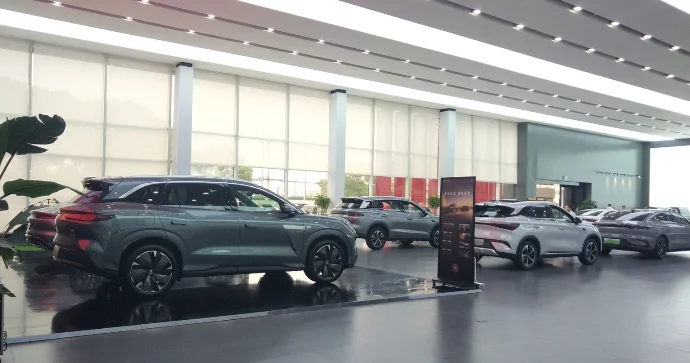 BYD istehsalı azaltdı Anbarlar dolub daşır