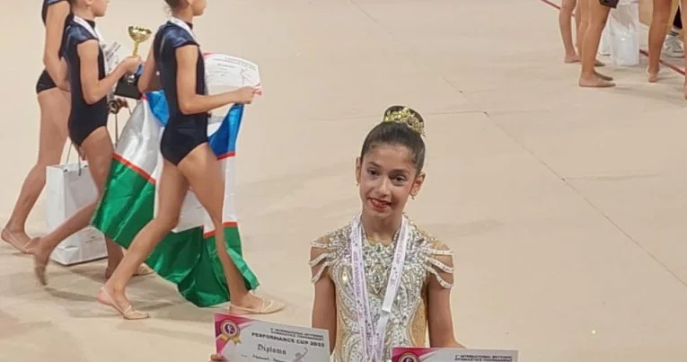 10 yaşlı gimnast Sarı gəlin in sədaları altında uğur qazandı