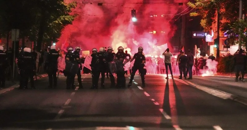 Serbiya DİN: Polis Belqradda etirazçıların bağladığı yolları açıb
