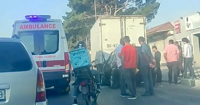 Maştağada yoldan çıxan “Cherry” yük maşınının altında qaldı VİDEO