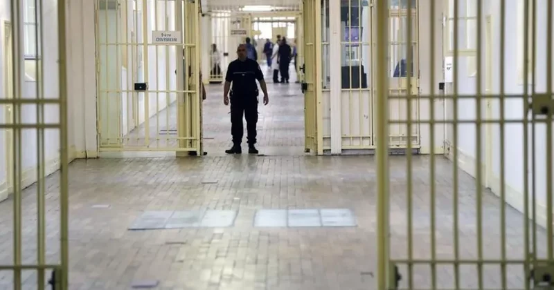 Франция планирует переоборудовать дома престарелых в тюрьмы