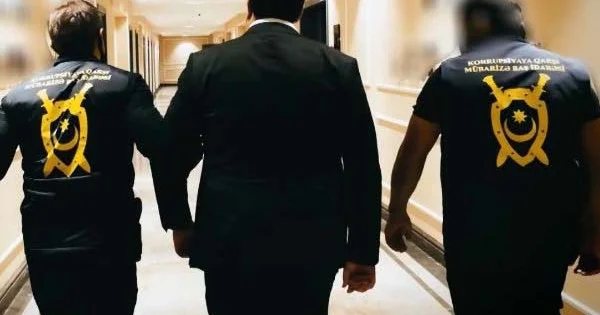 “İkisi ağ, biri qara adamdır?”