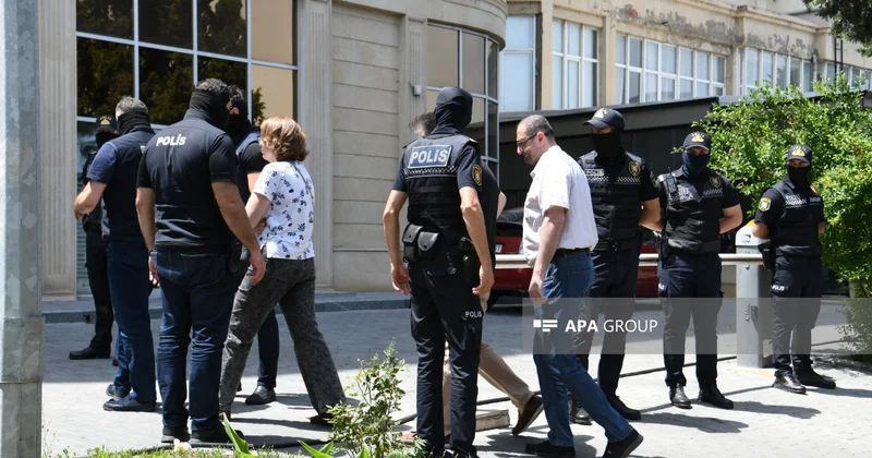 Polisin Sputnik Azərbaycan ın ofisində əməliyyatı zamanı saxlanılanlar ərazidən aparılıb