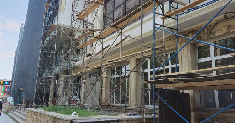 Gəncədə tarixi binanın fasadı Prezidentin qadağan etdiyi materialla üzlənir? RƏSMİ CAVAB VİDEO KONKRET