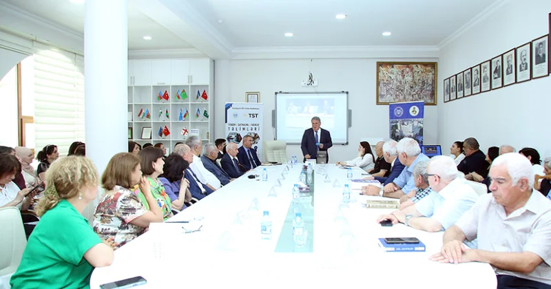 Ədəbiyyat İnstitutunda yarım ilin yekunları və qarşıya qoyulan vəzifələr müzakirə olunub