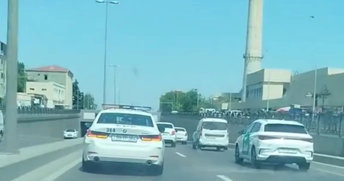 Sürücünün evi yandı; yol polisi ünvana çatmağa belə kömək etdi VİDEO