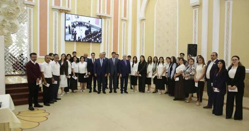 Milli Məclisin deputatı Ağalar Vəliyev Xaçmaz rayonunda qabaqcıl müəllimləri və əlaçı şagirdləri mükafatlandırıb
