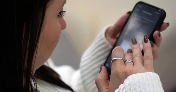Bakıda kişi telefonuna baxan arvadını döydü