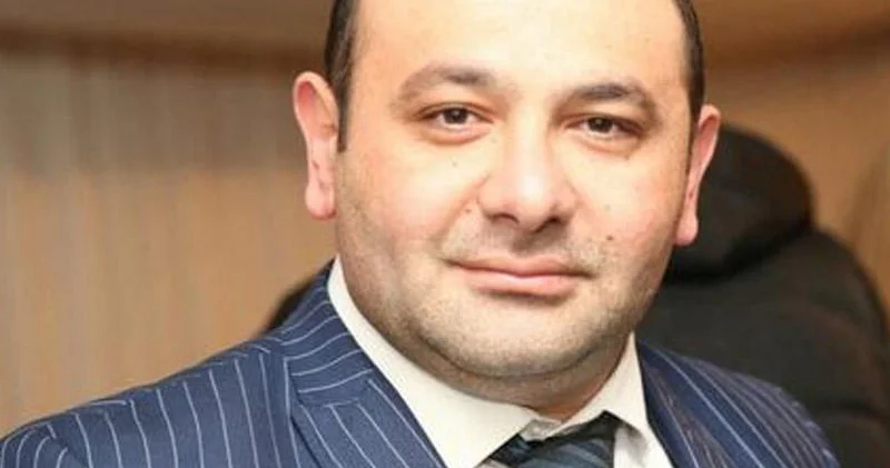 Yayın qızmar istisində soğan sarımsaqla xaş yeyən adamam