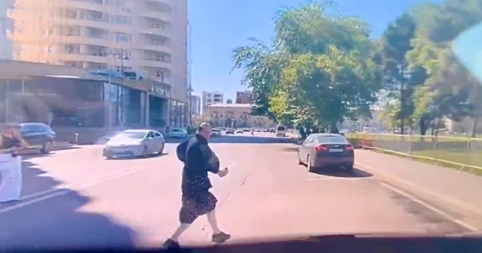 Yaşlı qadın avtomobilin qarşısına qaçdı Sürücü son anda faciənin qarşısını aldı VİDEO