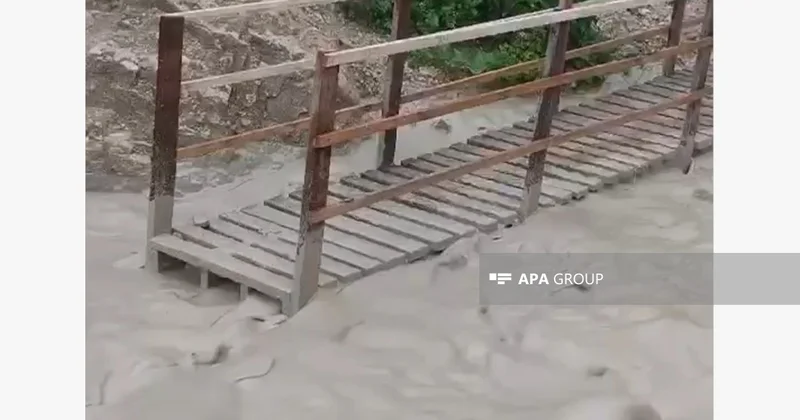 Qusarda yol selin gətirdiyi palçıqdan təmizlənir