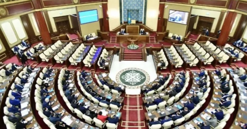 В Казахстане проходит последнее в истории совместное заседание палат парламента